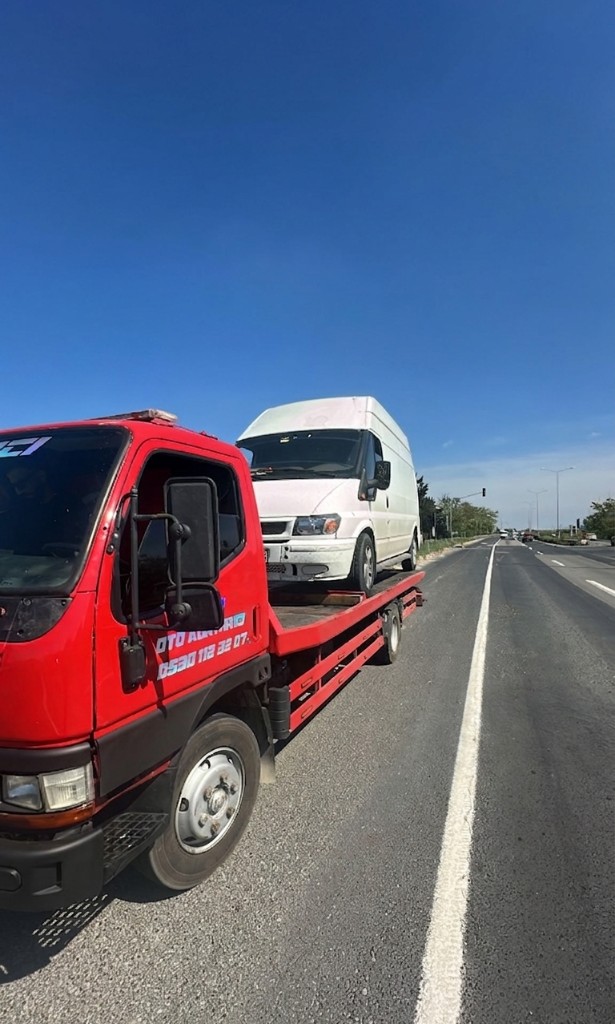 Otoyolda araç taşıyan Akıncı çekici